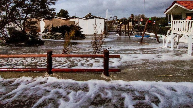 Uno stabilimento balneare di Ronchi invaso dall’acqua nell’ultima mareggiata Uno stabilimento balneare di Ronchi invaso dall’acqua nell’ultima mareggiata