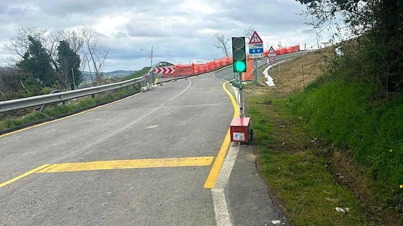 Nonostante il passaggio semaforico e la nuova strada per aggirare la frana le problematiche persistono e i cittadini spingono per soluzioni rapide Nonostante il passaggio semaforico e la nuova strada per aggirare la frana le problematiche persistono e i cittadini spingono per soluzioni rapide