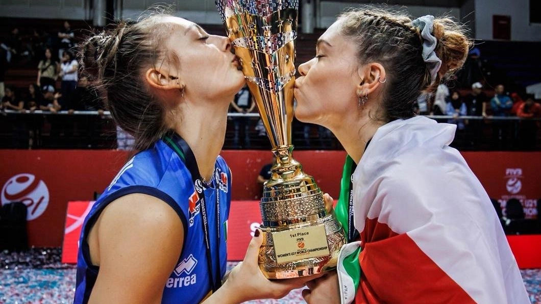 Helena Sassolini, a destra, insieme a Linda Mafredini, capitana dell’under 21 Helena Sassolini, a destra, insieme a Linda Mafredini, capitana dell’under 21