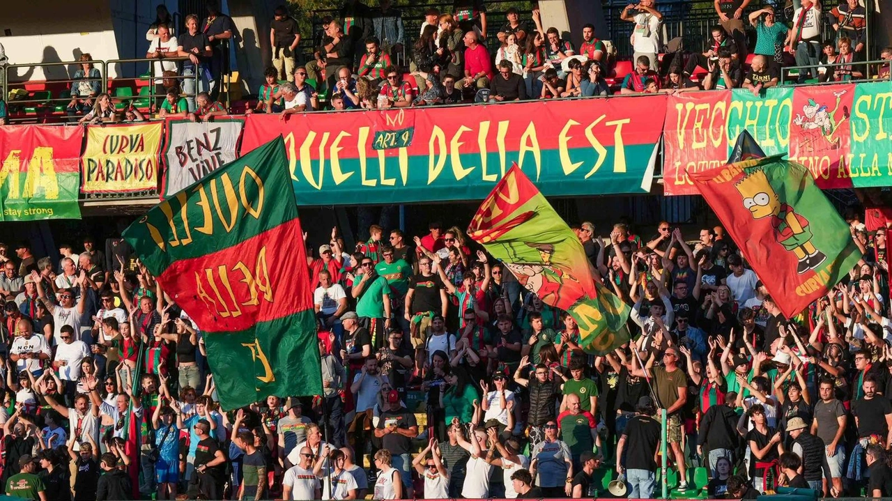 Ieri nuovo incontro tra le parti, oggi un altro. Striscioni di protesta in città Ieri nuovo incontro tra le parti, oggi un altro. Striscioni di protesta in città