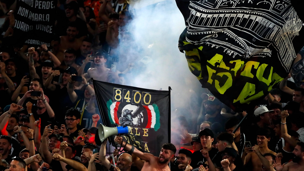 La gioia degli ultras bianconeri dopo il goal segnato La gioia degli ultras bianconeri dopo il goal segnato