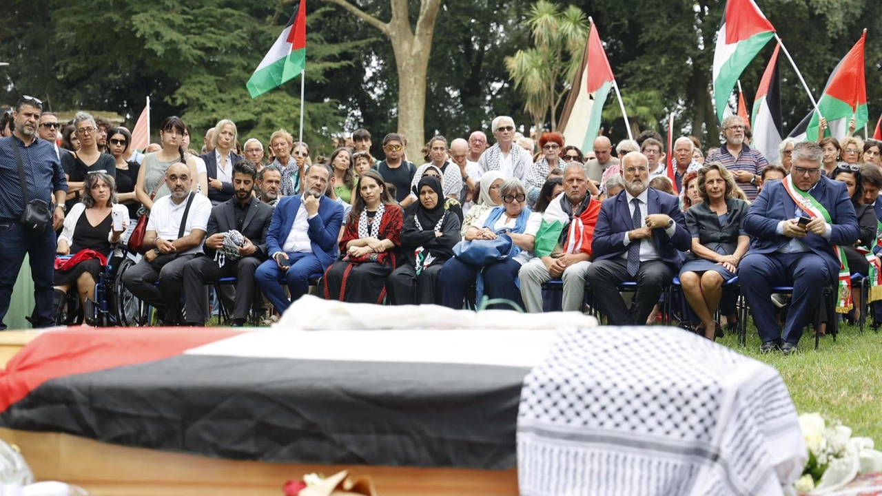 Funerali vicino a Pisa. 'Lei resta sepolta qui. Io torno a Gaza"