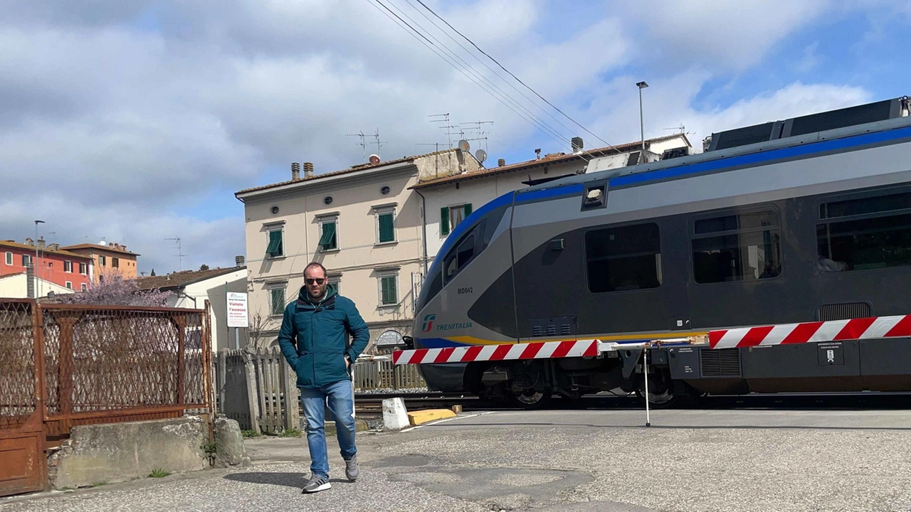 Il raddoppio ferroviario Empoli Granaiolo rientra in un maxi-progetto che vale 230 milioni di euro ai quali aggiungerne altri 120 destinati all’elettrificazione. In alto, Paolo Gaccione che ha parlato per il Comitato (Gasperini/FotoGermogli) Il raddoppio ferroviario Empoli Granaiolo rientra in un maxi-progetto che vale 230 milioni di euro ai quali aggiungerne altri 120 destinati all’elettrificazione. In alto, Paolo Gaccione che ha parlato per il Comitato (Gasperini/FotoGermogli)