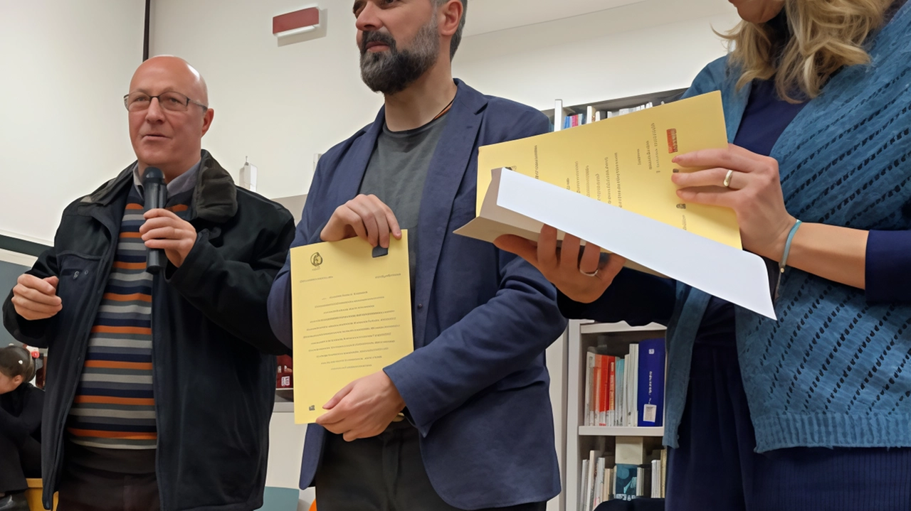 Davide Andreazzoli di Fucecchio ha vinto il premio per il miglior presepe ’tradizionale’, mentre il quarratino Marco Turi si è... Davide Andreazzoli di Fucecchio ha vinto il premio per il miglior presepe ’tradizionale’, mentre il quarratino Marco Turi si è...