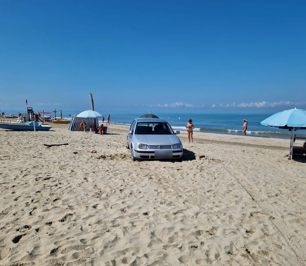 Parcheggia l’auto sulla spiaggia di Calambrone in pieno giorno: scatta la maxi multa