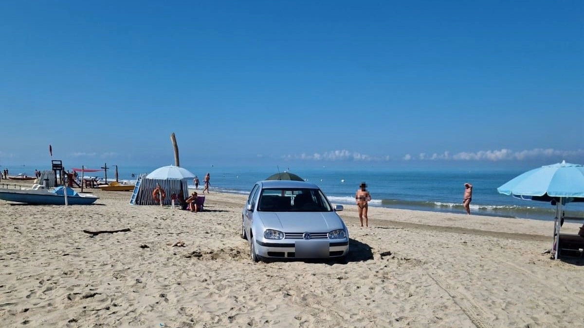 La macchina in spiaggia
