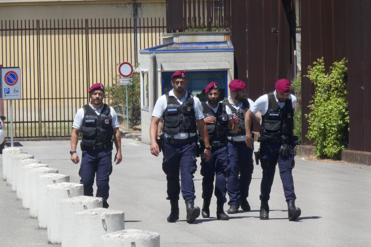 Caos al pronto soccorso, detenuto aggredisce tre agenti: voleva accendere una sigaretta Caos al pronto soccorso, detenuto aggredisce tre agenti: voleva accendere una sigaretta