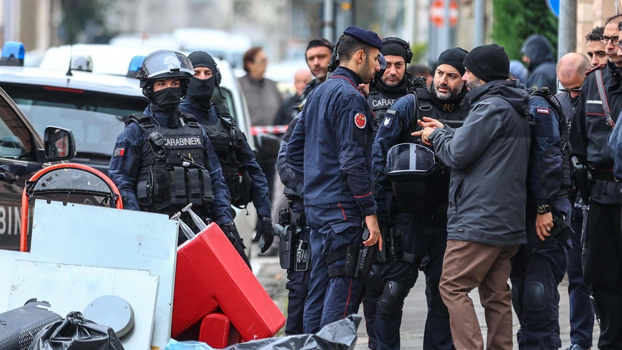 Malvivente asserragliato in negozio nel cuore della notte. Il tutto per rubare solamente pochi spiccioli. Oggetti e vernice contro i carabinieri, via Busoni resta bloccata fino alle 13.30. Alla fine la resa. Malvivente asserragliato in negozio nel cuore della notte. Il tutto per rubare solamente pochi spiccioli. Oggetti e vernice contro i carabinieri, via Busoni resta bloccata fino alle 13.30. Alla fine la resa.
