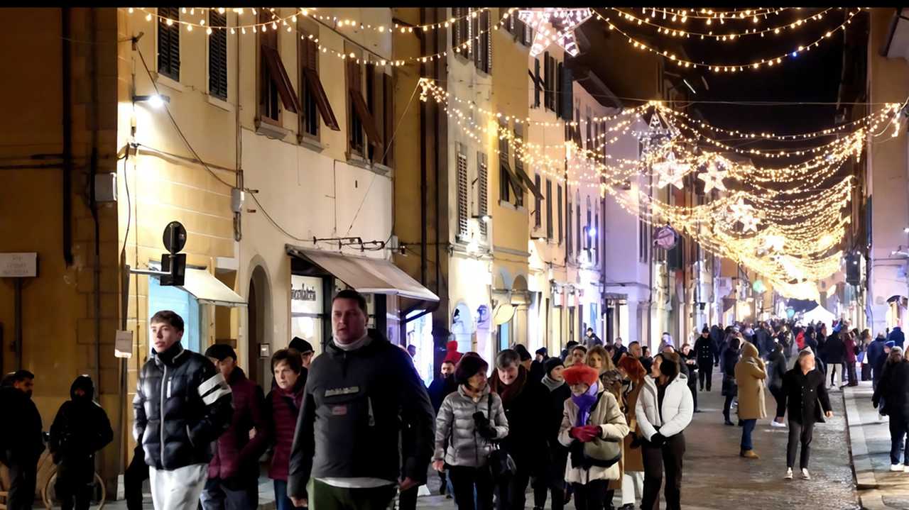 Il presidente di Confcommercio Mantovani parla della situazione in Valdarno dopo il boom di internet. La riscoperta dei commercianti sotto casa stimola i clienti a spendere e a dare nuove prospettive. Il presidente di Confcommercio Mantovani parla della situazione in Valdarno dopo il boom di internet. La riscoperta dei commercianti sotto casa stimola i clienti a spendere e a dare nuove prospettive.