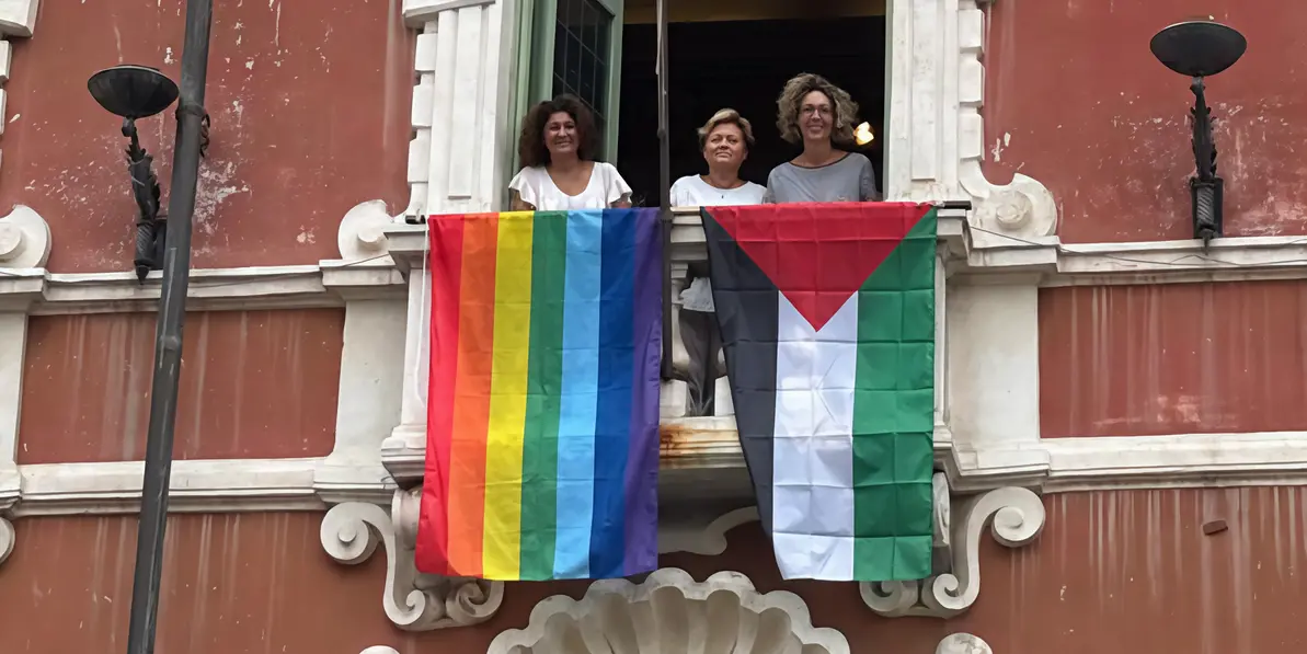 La bandiera della discordia ‘Segno di pace’. ‘No, scorretto’