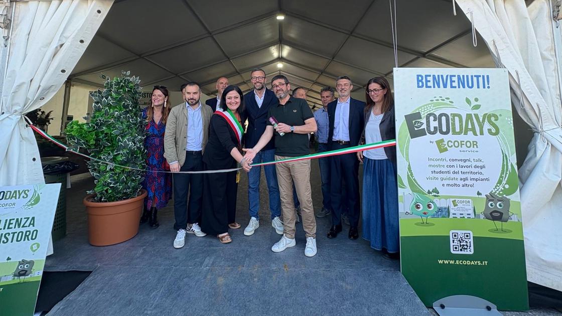 Su il sipario del festival degli Ecodays. Inaugurata la mostra sull’acqua: "Significativo mostrarci alle scuole" Su il sipario del festival degli Ecodays. Inaugurata la mostra sull’acqua: "Significativo mostrarci alle scuole"