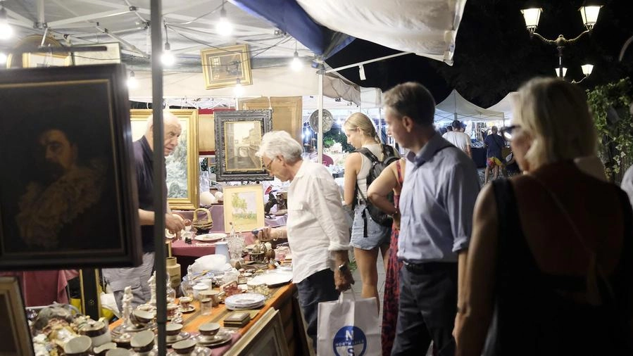 Tanti visitatori alla ’Soffitta nella strada’ (foto Massimo Pasquali)