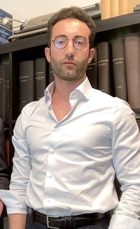 https://www.lanazione.it/image-service/view/acePublic/alias/contentid/ZWRlOWNlNjQtZTUxMC00/0/ha-terminato-le-sigarette-evade-per-acquistarle.jpeg?f=1.91:1&w=1200