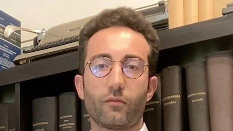 L’anziano è agli arresti domiciliari dopo la denuncia dell’ex compagna