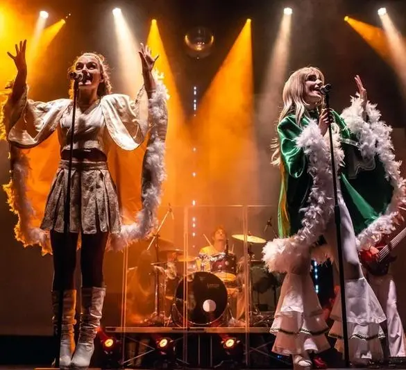 Festa in Fortezza nel nome degli Abba. Stasera il grande tributo alla band