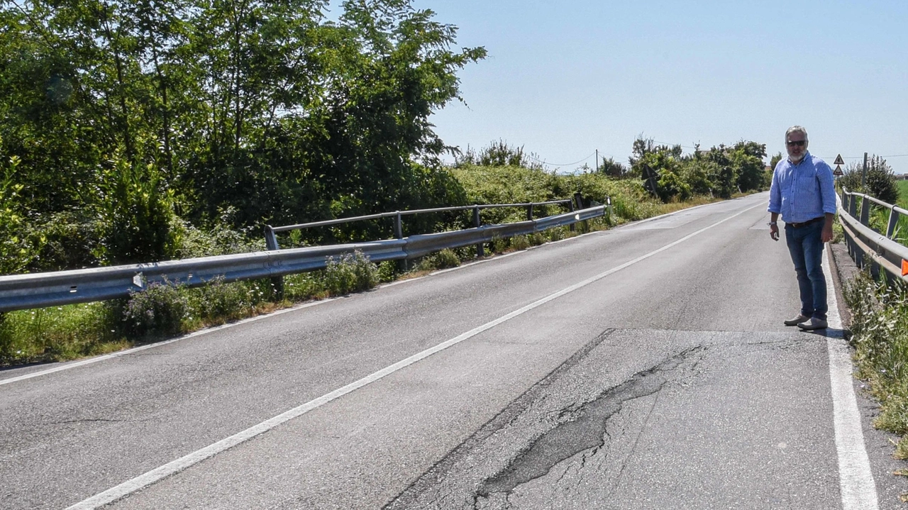 Da oggi al 30 novembre la strada provinciale Bientinese chiude al traffico, con deviazioni locali sulla 439, per lavori a due ponticelli Da oggi al 30 novembre la strada provinciale Bientinese chiude al traffico, con deviazioni locali sulla 439, per lavori a due ponticelli