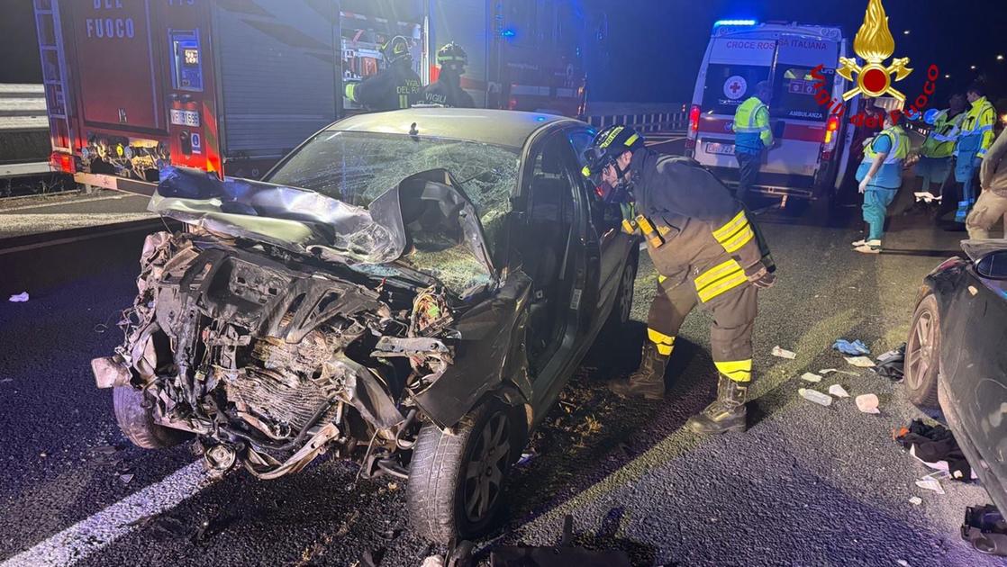 Schianto sull’Aurelia tra un furgone e tre auto Schianto sull’Aurelia tra un furgone e tre auto