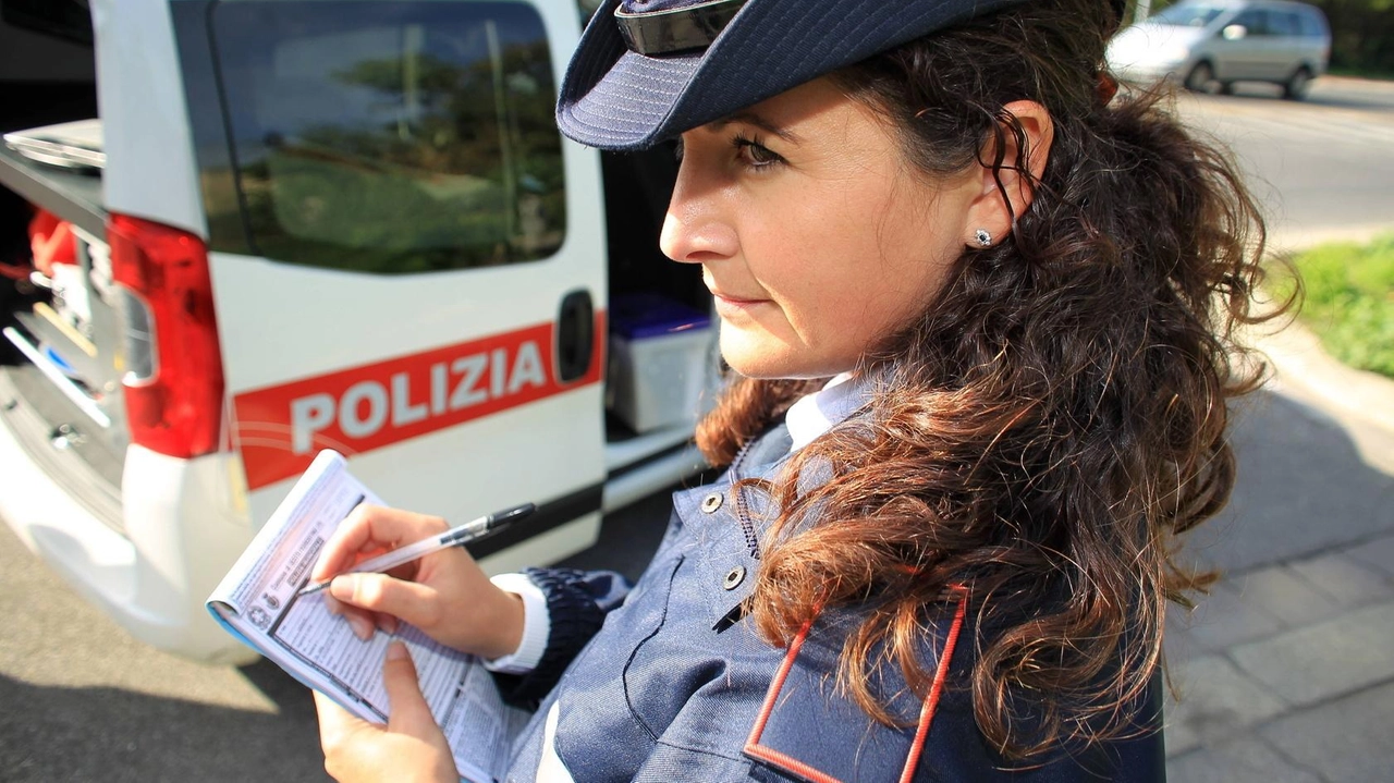 Il mercato dei Ciompi a Firenze è un evento storico mensile per gli antiquari, ma recentemente ha visto un aumento di venditori non autorizzati che vendono merce discutibile. Il presidente della commissione politiche per la legalità propone una maggiore tutela e la presenza di vigili anti-degrado. Il mercato dei Ciompi a Firenze è un evento storico mensile per gli antiquari, ma recentemente ha visto un aumento di venditori non autorizzati che vendono merce discutibile. Il presidente della commissione politiche per la legalità propone una maggiore tutela e la presenza di vigili anti-degrado.