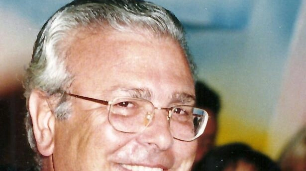 Roberto Mastromei, maestro e scrittore versiliese, si è spento a 80 anni. Celebre per il suo libro autobiografico sulla storia locale. Roberto Mastromei, maestro e scrittore versiliese, si è spento a 80 anni. Celebre per il suo libro autobiografico sulla storia locale.