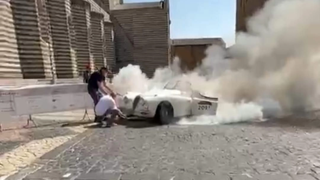 L'auto in fiamme a Orvieto (foto dalla pagina social della Questura di Terni) L'auto in fiamme a Orvieto (foto dalla pagina social della Questura di Terni)