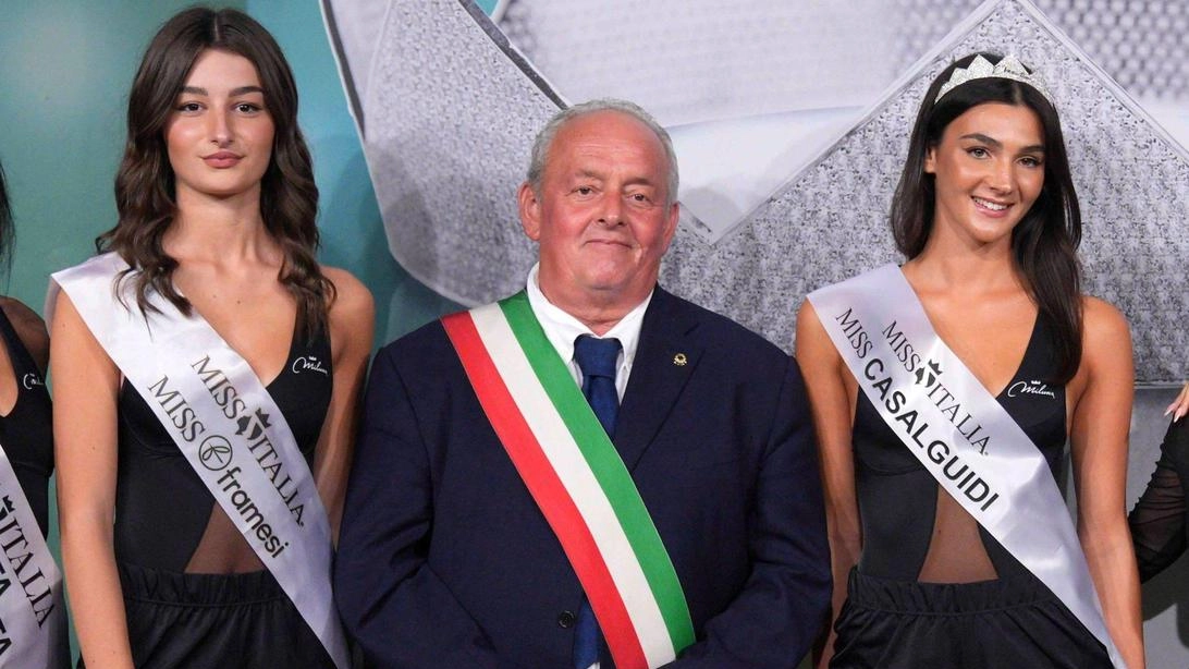 La giovane massese Harissa Gabriella Favret (a destra) con la fascia di Miss Casalguidi e, a sinistra, Francesca Todosia arrivata terza La giovane massese Harissa Gabriella Favret (a destra) con la fascia di Miss Casalguidi e, a sinistra, Francesca Todosia arrivata terza