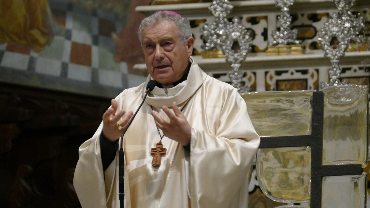 Morte di papa Francesco, monsignor Nerbini officia la messa in suffragio nel duomo di Prato