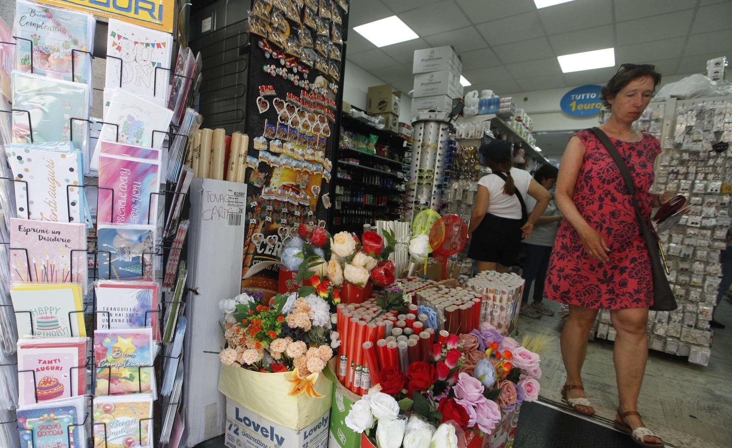https://www.lanazione.it/image-service/view/acePublic/alias/contentid/ZWU0Y2M4OWItMTU5ZS00/0/commercio-in-centro-ok-alle-nuove-regole-spazio-alla-filiera-corta-e-a-prodotti-di-qualita.jpeg