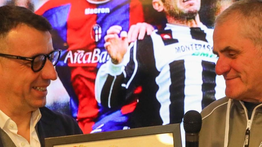 "Si è distinto per la sua generosità e per l’attaccamento alla maglia, sempre onorata e rispettata, entrando così nel cuore... "Si è distinto per la sua generosità e per l’attaccamento alla maglia, sempre onorata e rispettata, entrando così nel cuore...