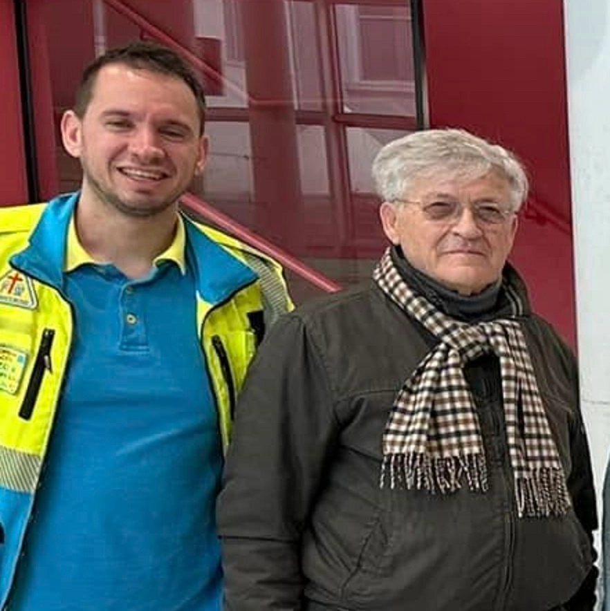 A destra Alberto Lemmi, governatore della Misericordia, con un volontario