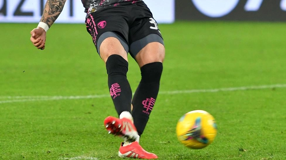In alto, l’esultanza dei ragazzi dopo la partita. A fianco, Marianucci calcia il rigore decisivo per il passaggio del turno In alto, l’esultanza dei ragazzi dopo la partita. A fianco, Marianucci calcia il rigore decisivo per il passaggio del turno