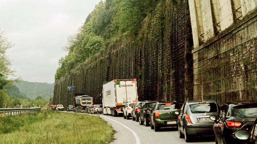 La situazione sulla strada prvinciale 20 dove il traffico scorre lentamente a causa dei lavori in corso