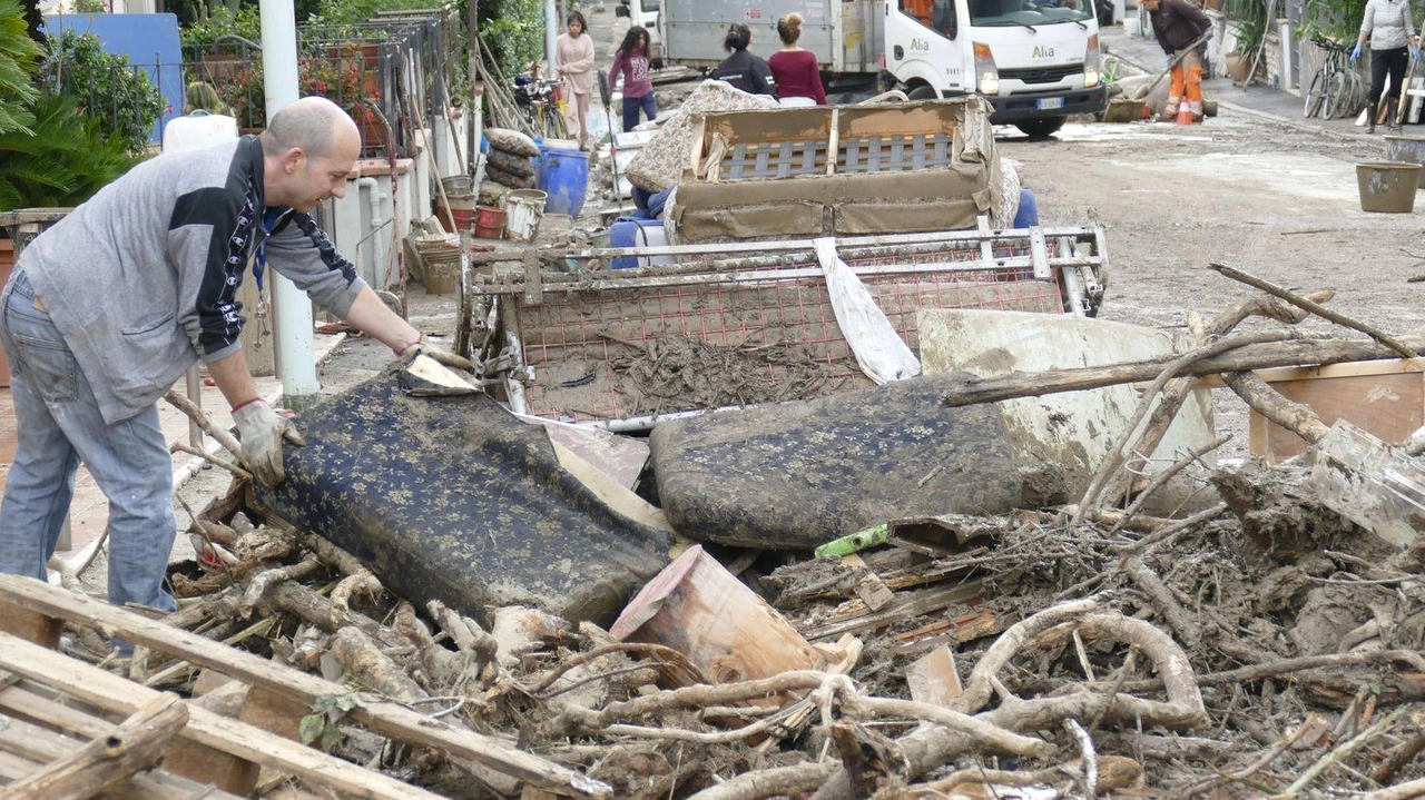 Volontari al lavoro a Santa Lucia nei giorni successivi all’alluvione (foto Attalmi) Volontari al lavoro a Santa Lucia nei giorni successivi all’alluvione (foto Attalmi)
