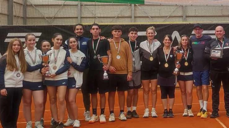 Successo per l'AICS Lucca Tennis ai Campionati Nazionali a Squadre delle Province a Grosseto. Tweener Club Barga e DR 24 primeggiatori, conquistando titoli nazionali. Tennis Al Poggio secondo classificato. Successo per l'AICS Lucca Tennis ai Campionati Nazionali a Squadre delle Province a Grosseto. Tweener Club Barga e DR 24 primeggiatori, conquistando titoli nazionali. Tennis Al Poggio secondo classificato.