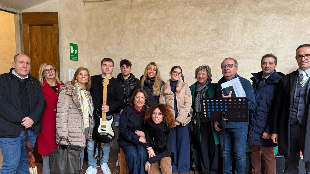Il vice sindaco e assessore alla pubblica istruzione Francesca Bresciani ( al centro) con gli insegnanti che hanno curato l’iniziativa Il vice sindaco e assessore alla pubblica istruzione Francesca Bresciani ( al centro) con gli insegnanti che hanno curato l’iniziativa