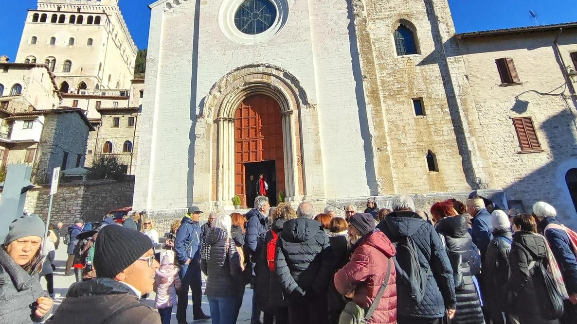 Turisti in piazza San Giovanni Gubbio si sta animando grazie anche ai numerosi eventi