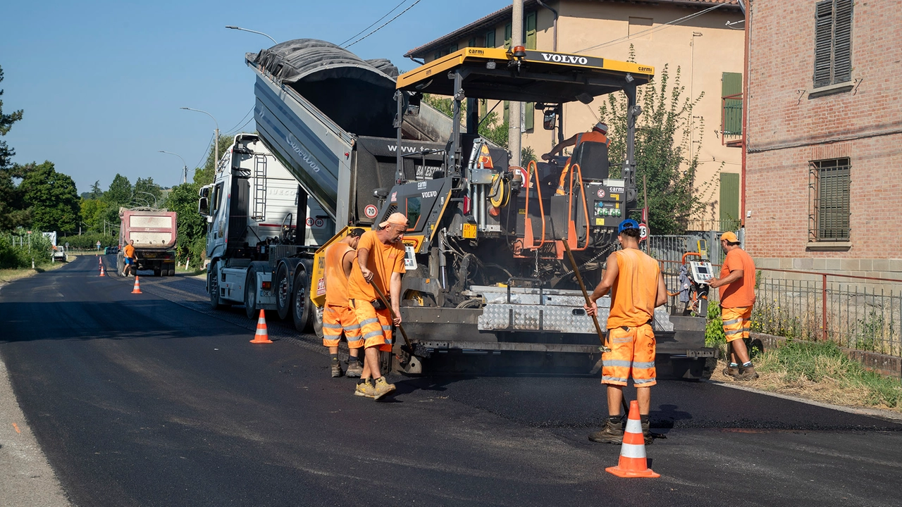 Nuovo asfalto in arrivo in alcune strade della città (foto d’archivio) Nuovo asfalto in arrivo in alcune strade della città (foto d’archivio)