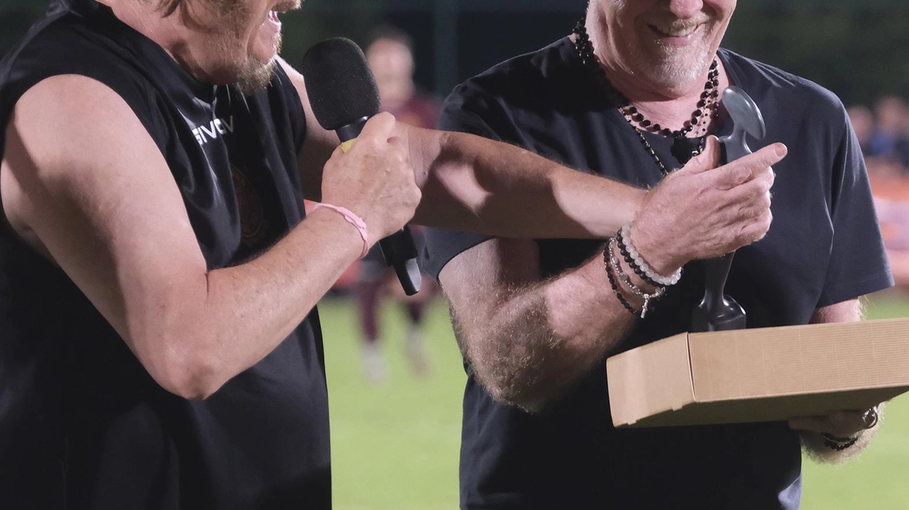 Zucchero insieme a Umberto Tozzi al centro del campo. A destra, Fabio Capello e Chicco Evani (foto di Massimo Pasquali)