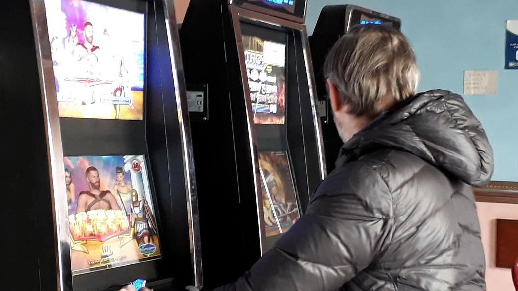 La frequentazione delle sale slot oppure dei bar e tabaccherie che consentono l’utilizzo degli. apparecchi rappresenta un problema che spesso viene seguito dagli uffici sociali (foto di archivio) La frequentazione delle sale slot oppure dei bar e tabaccherie che consentono l’utilizzo degli. apparecchi rappresenta un problema che spesso viene seguito dagli uffici sociali (foto di archivio)