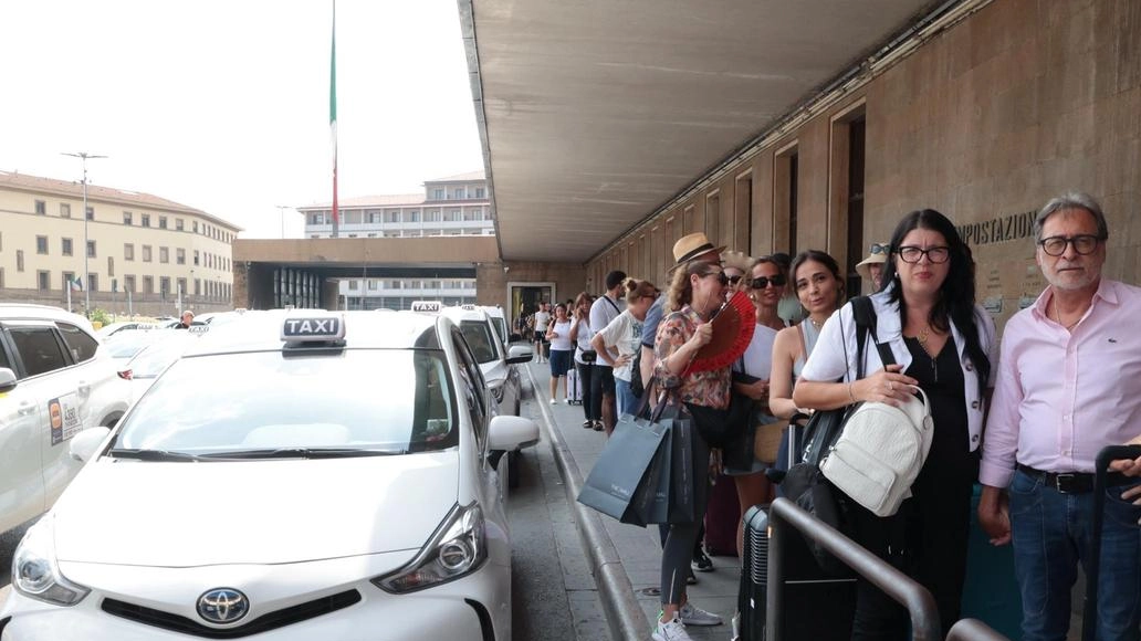 Una giornata difficile, quella di ieri, per chi doveva usare il taxi, con notevoli disagi alla stazione di Santa Maria...