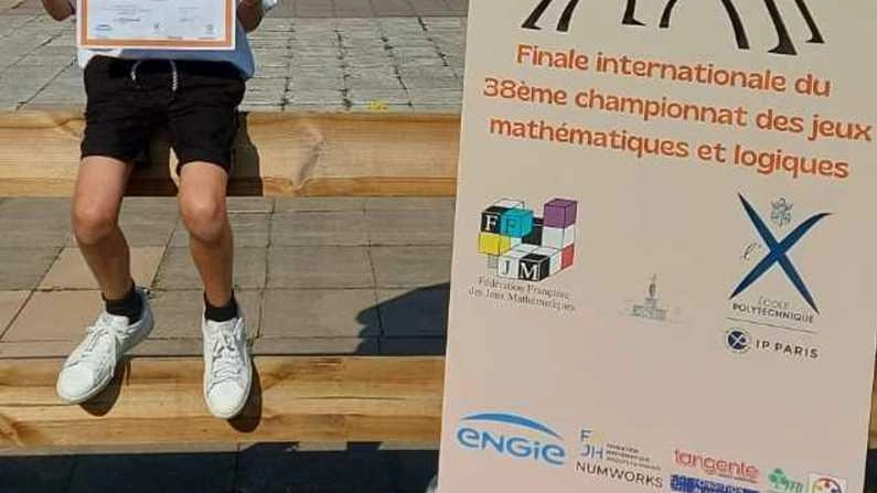 Christian Pellicci a Parigi con l’attestato di partecipazione ai Giochi Matematici Christian Pellicci a Parigi con l’attestato di partecipazione ai Giochi Matematici