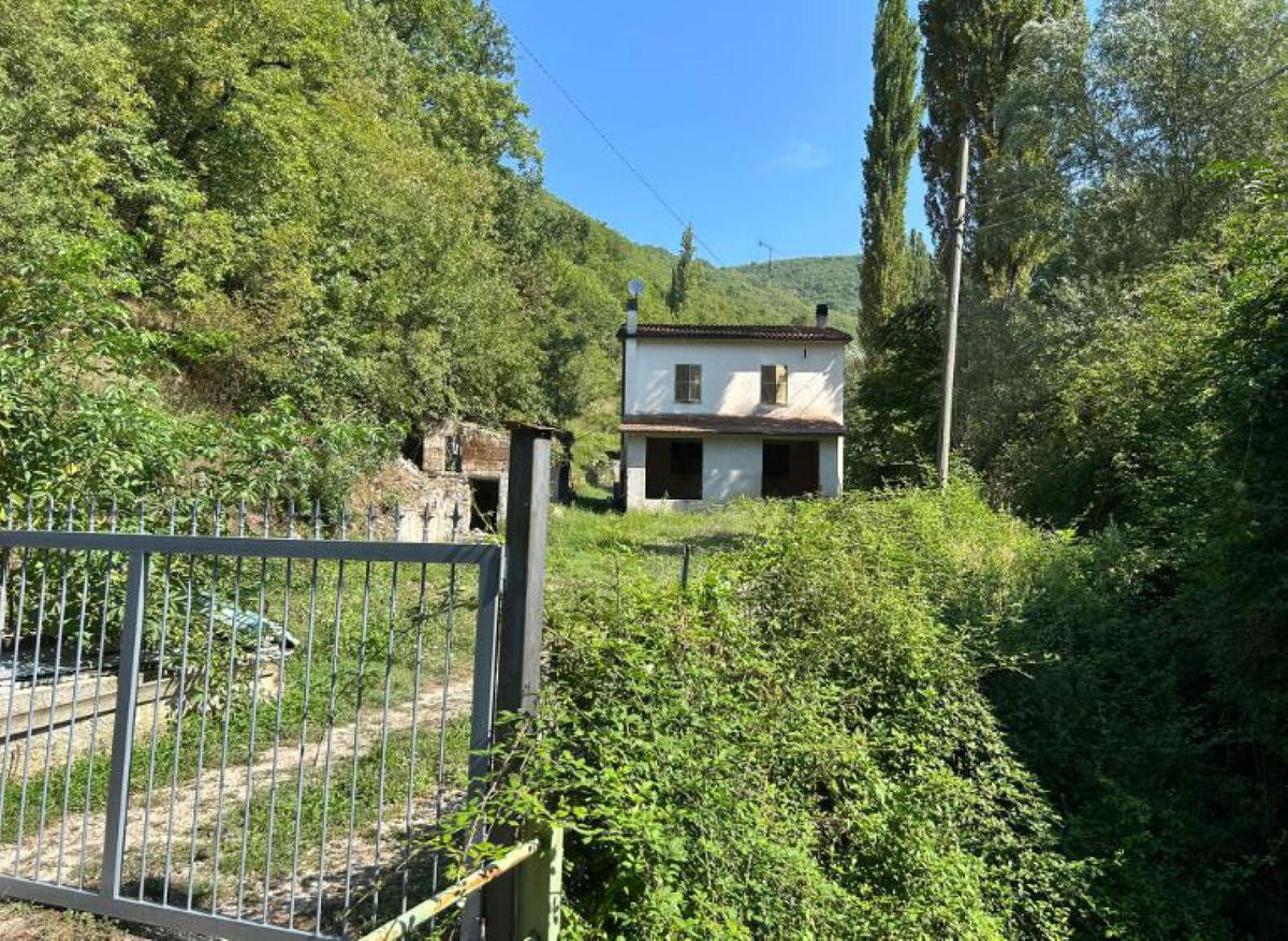 Anziana trovata sepolta vicino a casa: pensione regolarmente erogata anche se era già morta