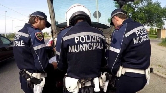 A fare i controlli la polizia municipale A fare i controlli la polizia municipale