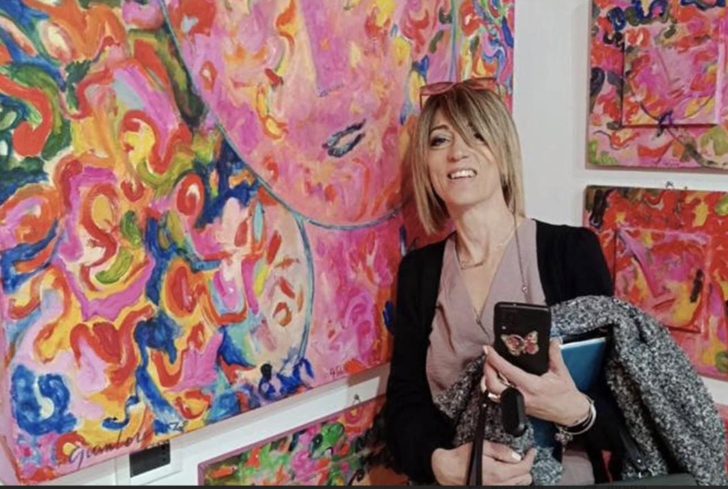 studenti a scuola di arte tra le opere del borgo di marcena