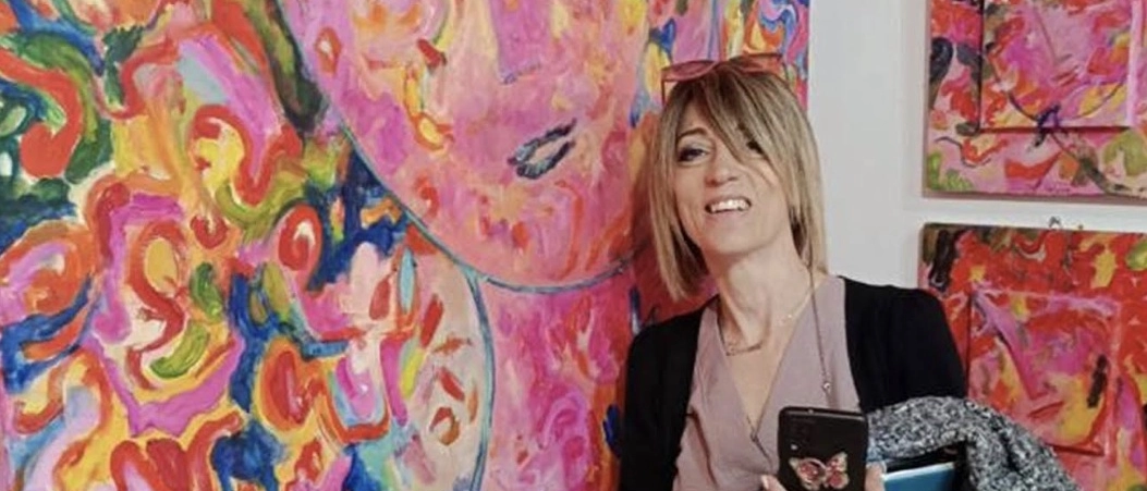 Studenti a scuola di arte tra le opere del borgo di Marcena