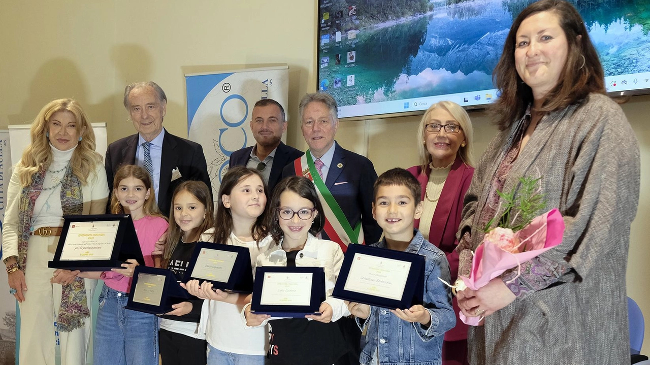 Assegnati ad Aulla i riconoscimenti alle eccellenze del territorio con l’inkiziatobva promossa dalla Pro loco. Ecco tutti i vincitori Assegnati ad Aulla i riconoscimenti alle eccellenze del territorio con l’inkiziatobva promossa dalla Pro loco. Ecco tutti i vincitori