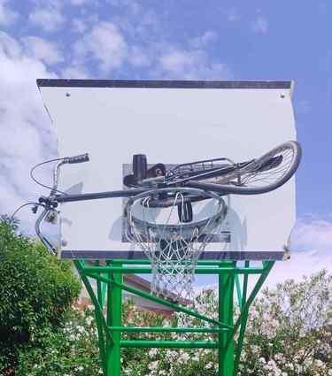 Vandali al parco Puccini. Rotti i tabelloni. Una bici sul canestro Vandali al parco Puccini. Rotti i tabelloni. Una bici sul canestro