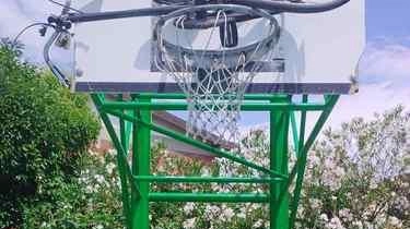 PISTOIA Tabelloni rotti, una vecchia bicicletta lanciata sopra a uno dei canestri. Si presentava così ieri mattina il campetto da basket...