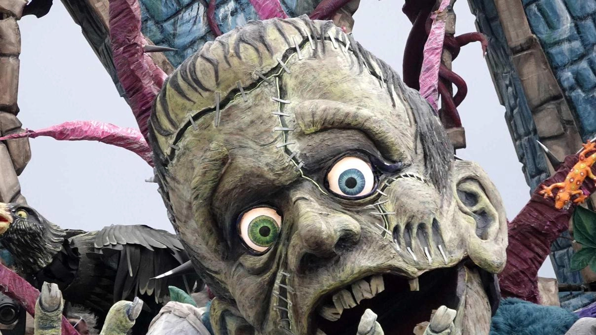 Durante il rientro in Cittadella l’opera “Il mostro ha paura“ ha urtato l’impianto. Dopo la richiesta del Comando la Fondazione Carnevale ha pagato il risarcimento.