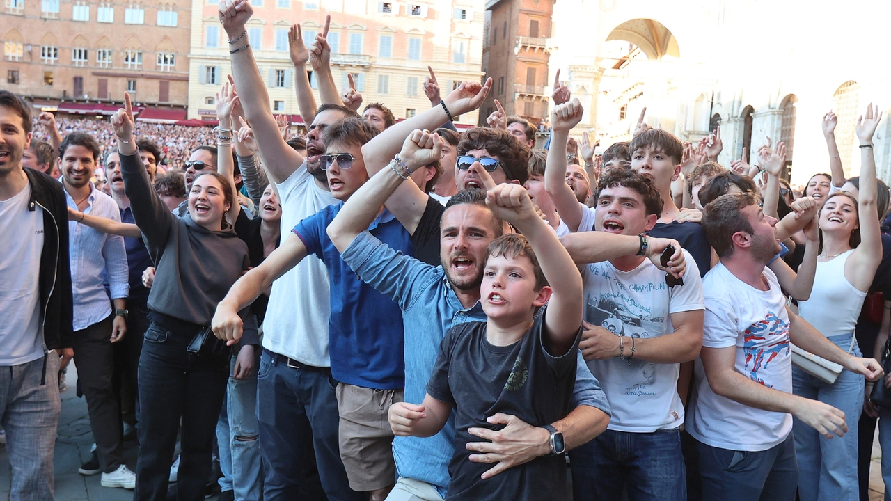 L’esultanza dei contradaioli della Pantera quando la bandiera di Stalloreggi è spuntata per ultima dalle trifore di Palazzo Pubblico
