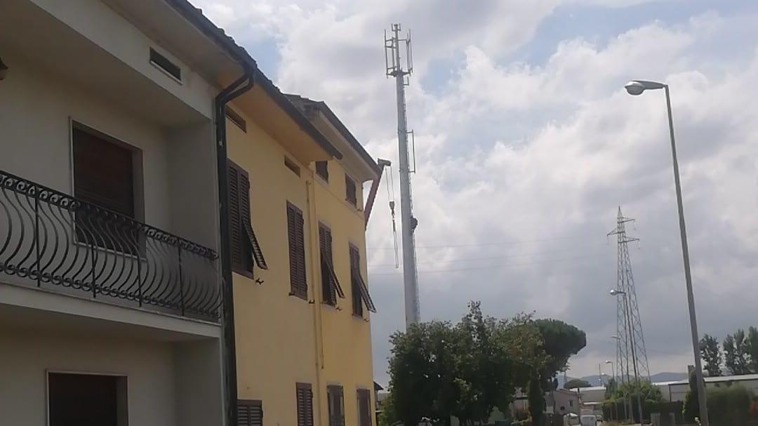 A Lunata spunta l’antenna di 30 metri: "Un eco mostro che fermeremo" A Lunata spunta l’antenna di 30 metri: "Un eco mostro che fermeremo"